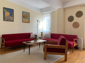 Bright top floor apartment with free parking